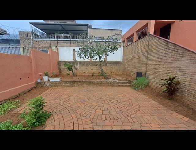 5 BEDROOM HOUSE FOR SALE IN OVERPORT